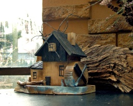 Stary Młyn nad rzeką - drewniany domek dekoracyjny
