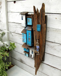 Drewniany, dekoracyjny wieszak na klucze z niebieskimi domkami