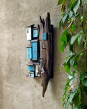 Drewniany, dekoracyjny wieszak na klucze z niebieskimi domkami