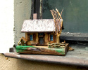 Chałupa - drewniany, malowany domek, dekoracja do domu