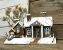 Zimowy dworek - duży, drewniany domek, dekoracja