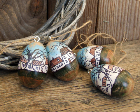 Komlet 4 pisanek-zawieszek. Drewniane, ręcznie malowane - seria Miasteczko
