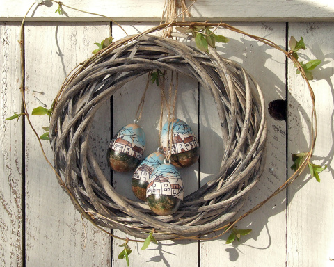 Komlet 4 pisanek-zawieszek. Drewniane, ręcznie malowane - seria Miasteczko