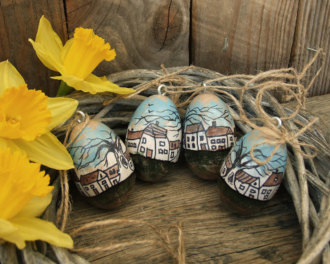 Komlet 4 pisanek-zawieszek. Drewniane, ręcznie malowane - seria Miasteczko