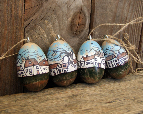 Komlet 4 pisanek-zawieszek. Drewniane, ręcznie malowane - seria Miasteczko