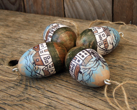 Komlet 4 pisanek-zawieszek. Drewniane, ręcznie malowane - seria Miasteczko