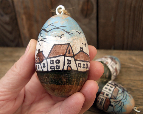 Komlet 4 pisanek-zawieszek. Drewniane, ręcznie malowane - seria Miasteczko